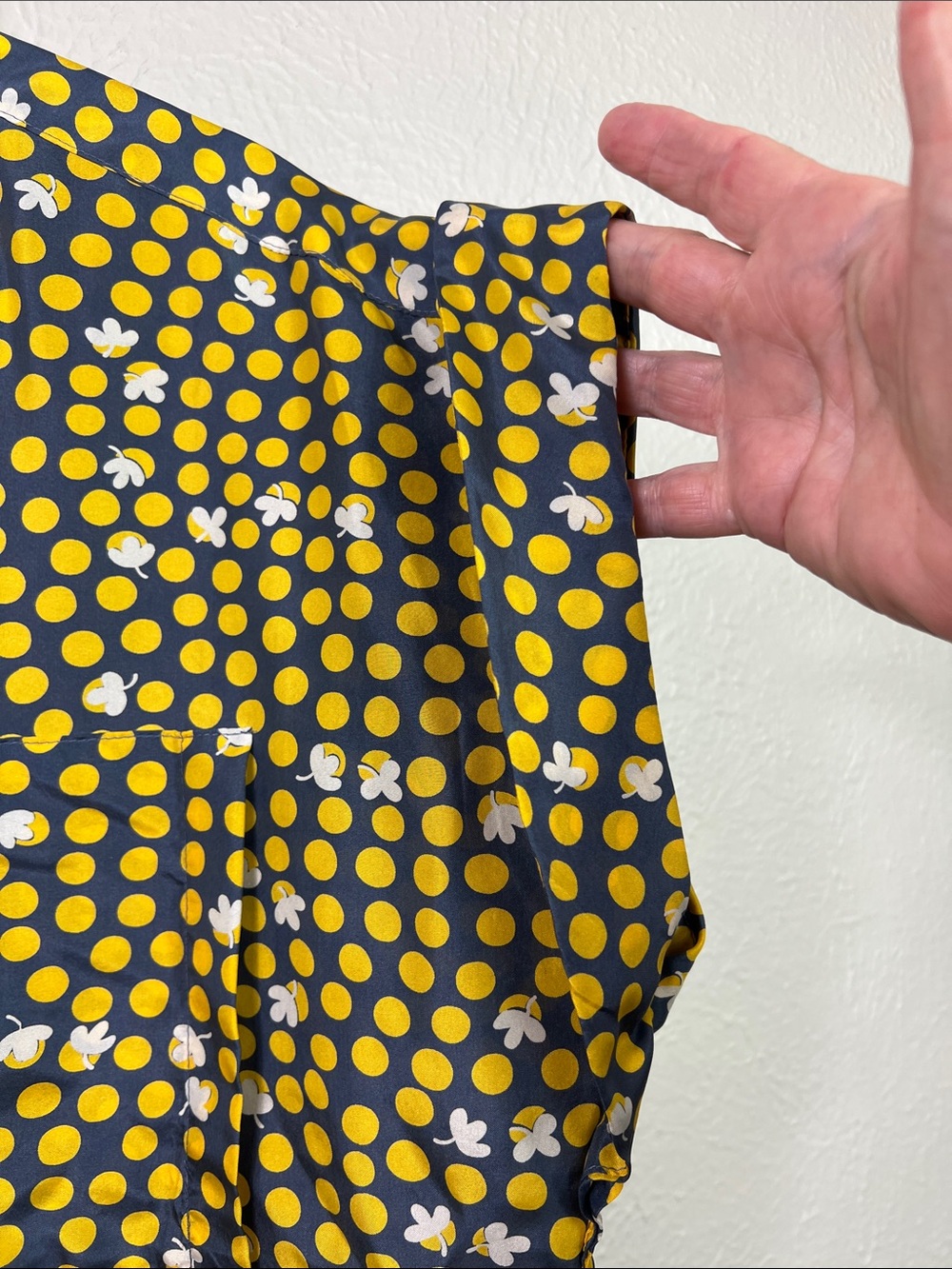 Cabi Silk Gray Yellow Polka Dot Cap Sleeve Mandarin Collar Blouse Small - Picture 3 of 8